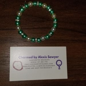 Pearl beaded bracelet with a 8mm size (Cream & Green)